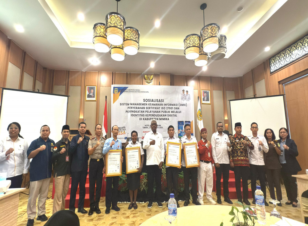 Bupati Mimika Serahkan Sertifikat SMKI ISO 27001 Bagi Tiga OPD, Dukung Keamanan Informasi