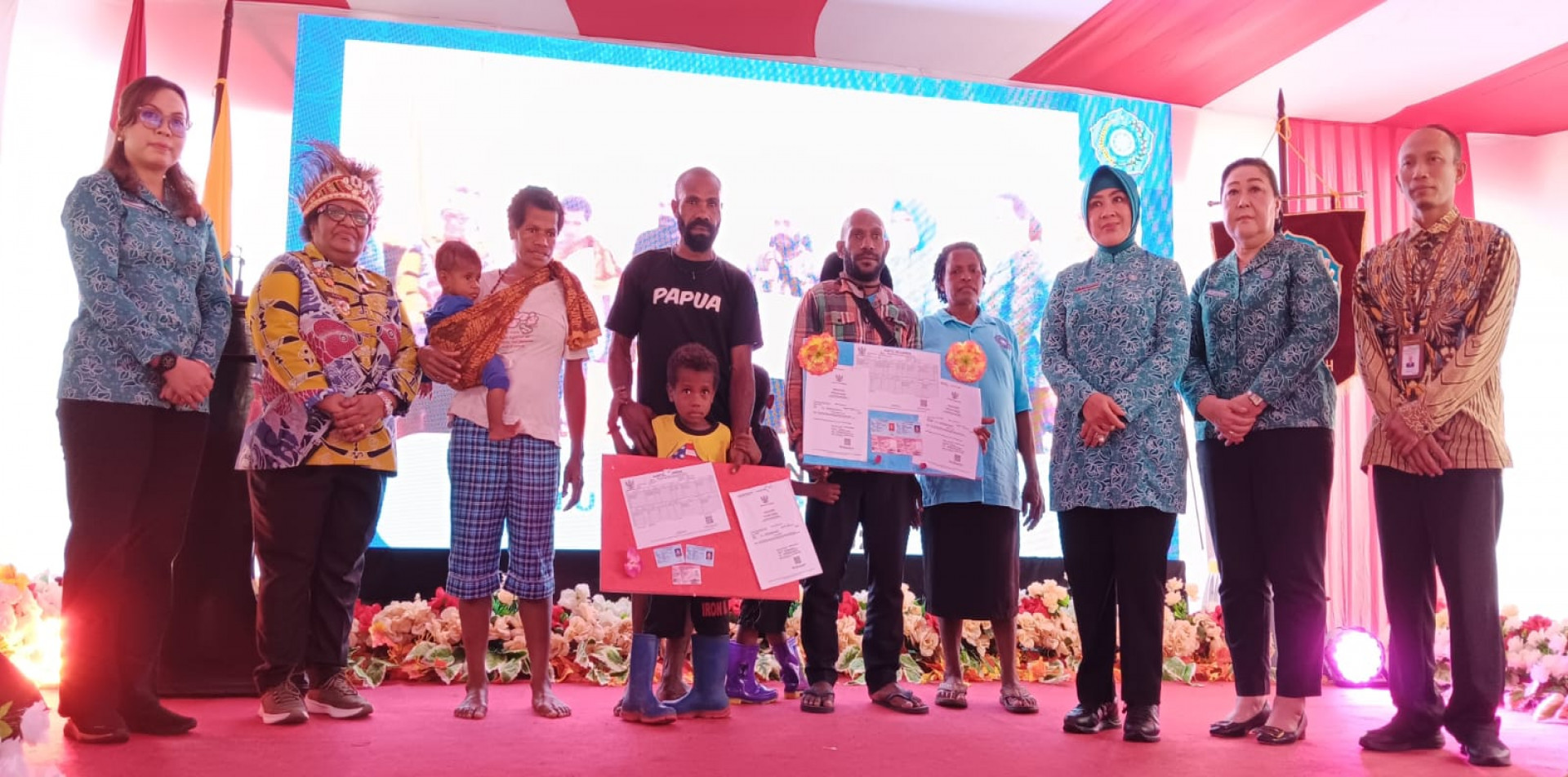 PENYERAHAN DOKUMEN ADMINDUK DALAM RANGKA MEMPERINGATI HARI ANAK NASIONAL TAHUN 2024