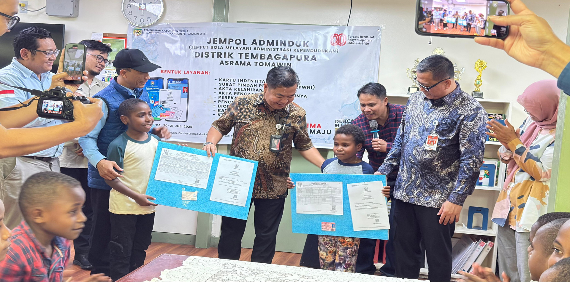 Kunjungan Drijen Dukcapil saat pelayanan jempol adminduk di asrama tomawin, tembagapura