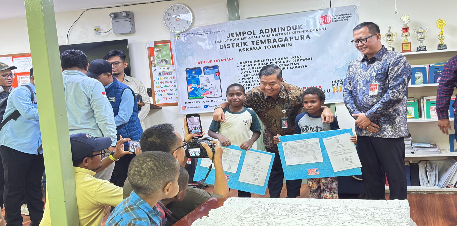 Kunjungan Drijen Dukcapil saat pelayanan jempol adminduk di asrama tomawin, tembagapura